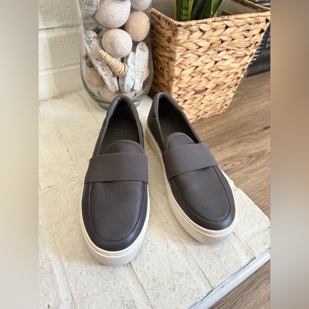 UGG Shoes Womens  Chayze Slip On Sneakers Gray Leather Casual Low Top Size 8